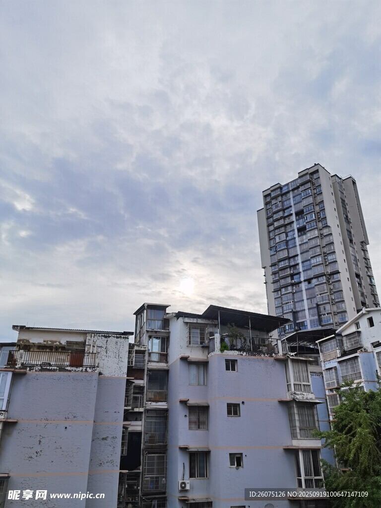 城市中的新旧建筑对比