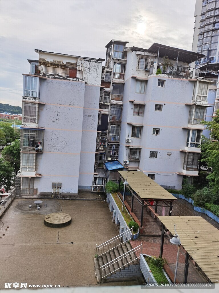 老旧居民楼及周边景象