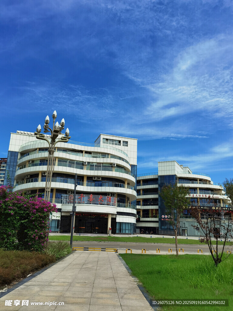 现代风格建筑与户外景致