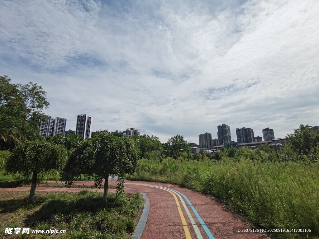 城市中的彩色休闲步道