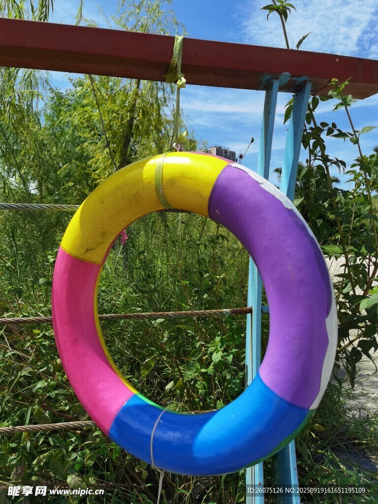 多彩游泳圈挂于户外栏杆