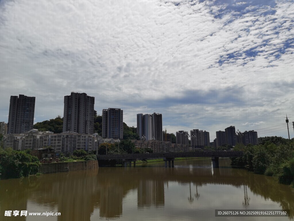 河畔城市风光