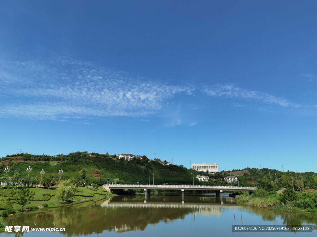 湖畔桥梁与葱郁山林美景