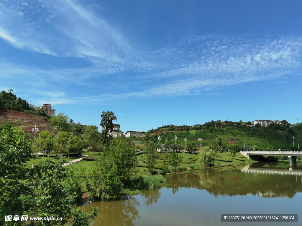 河畔乡村美景