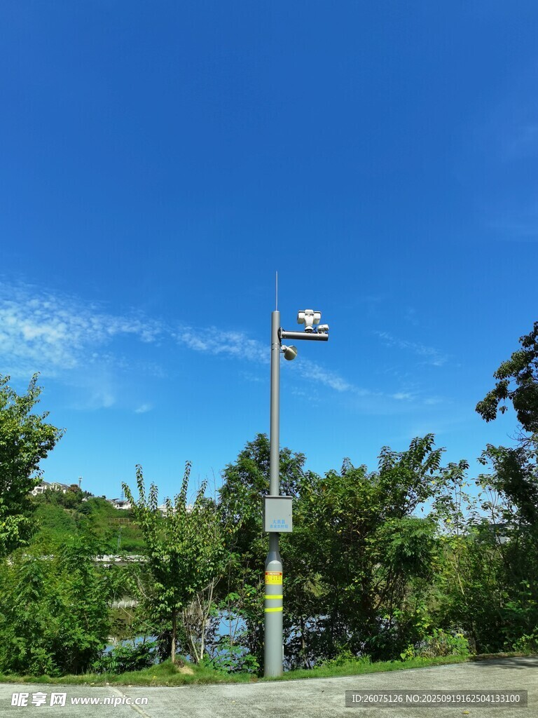 户外监控杆及周边景色