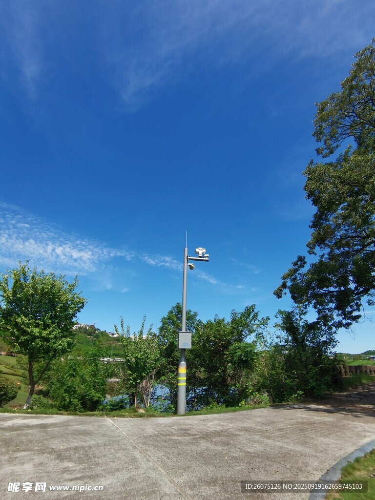 户外开阔的蓝天绿树场景