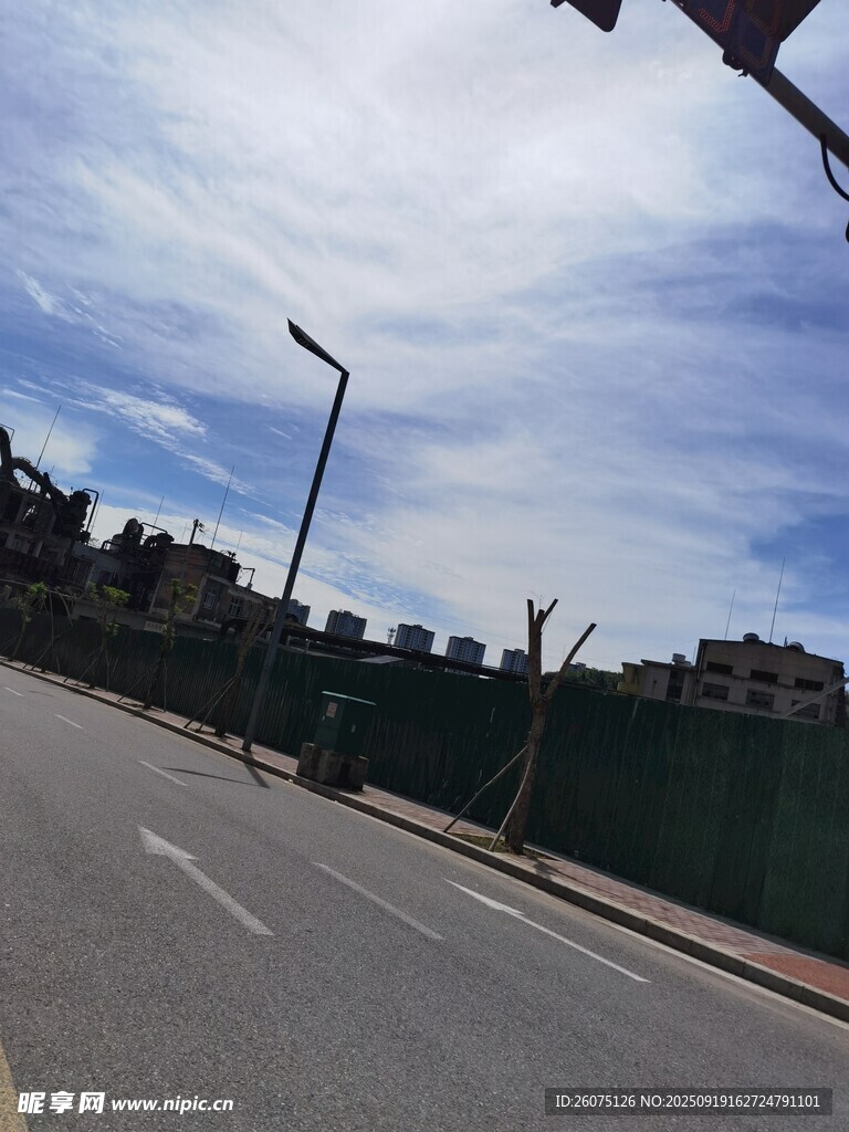 空旷道路与蓝天白云景象