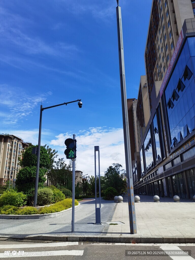城市街道旁的现代建筑景观