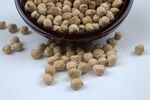 碗中散落的饱满白胡椒粒
