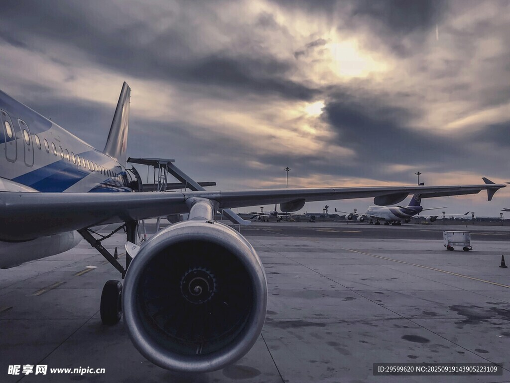 机场上的飞机与阴沉天空