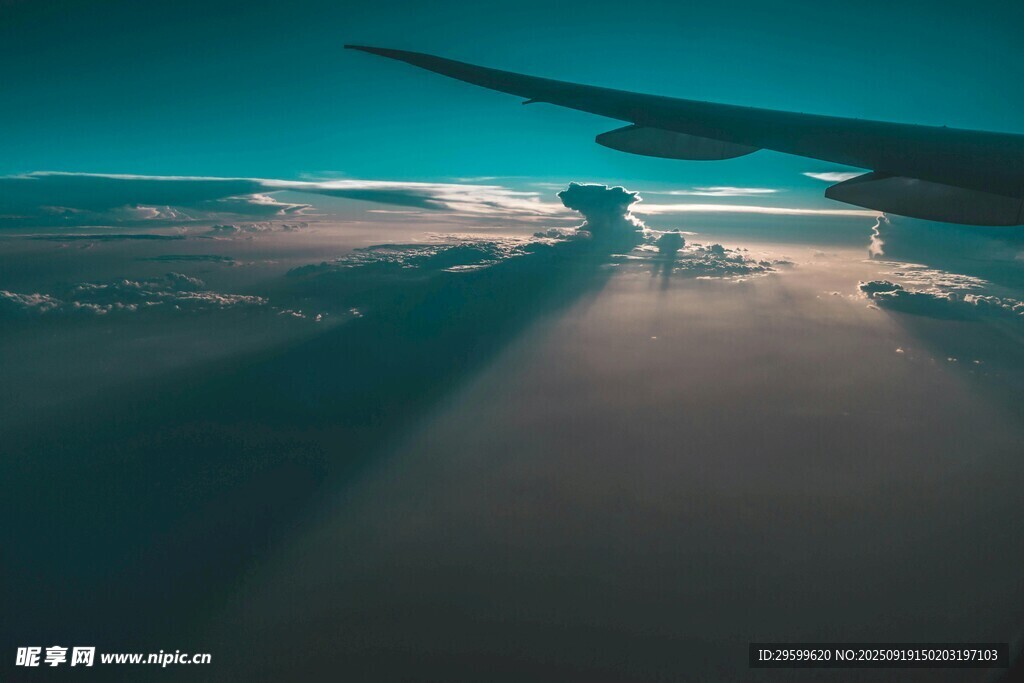 高空俯瞰云海中的飞机