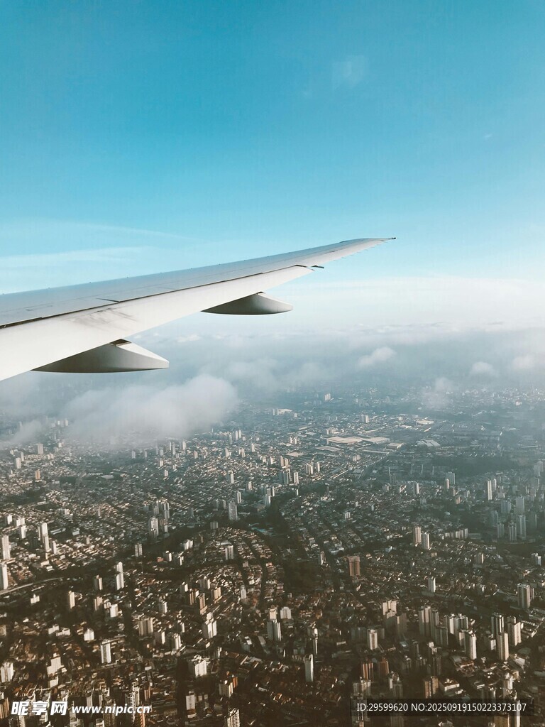 高空俯瞰城市与飞机机翼