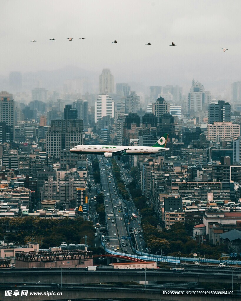 未来都市空中交通景象