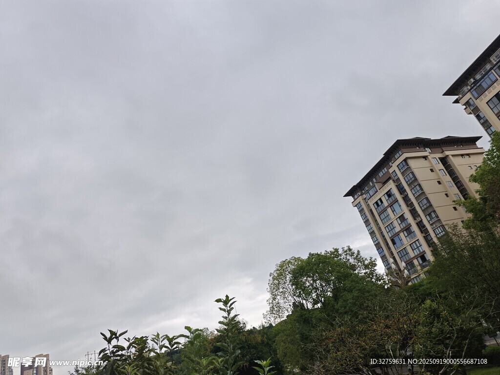 阴天中的城市建筑与绿植