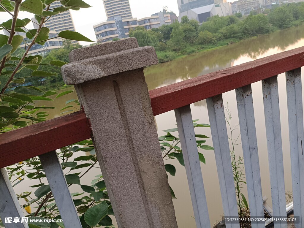 河畔栏杆边的城市景致