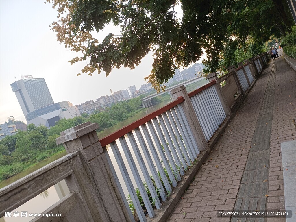 城市河畔木质步道风景