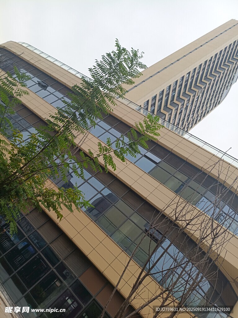 现代风格多层建筑外观