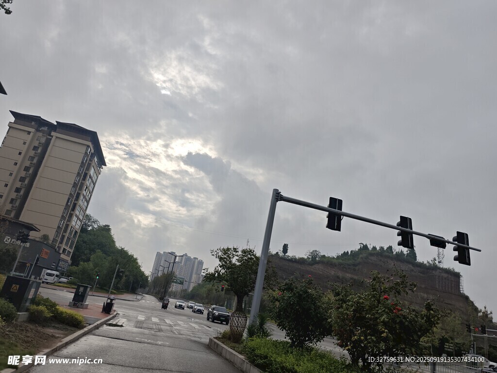 阴天城市道路与交通信号灯