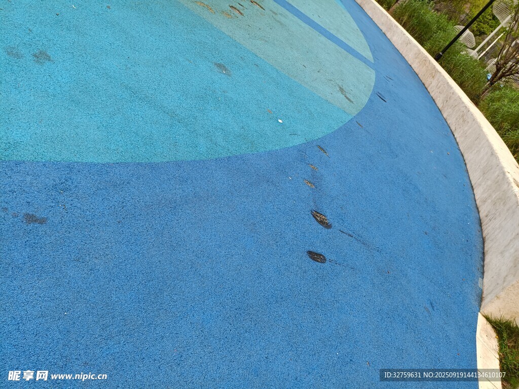 蓝色泳池边缘局部景观