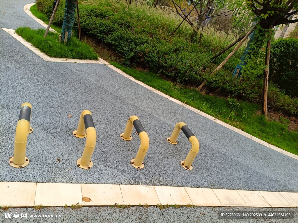 道路上的趣味企鹅雕塑