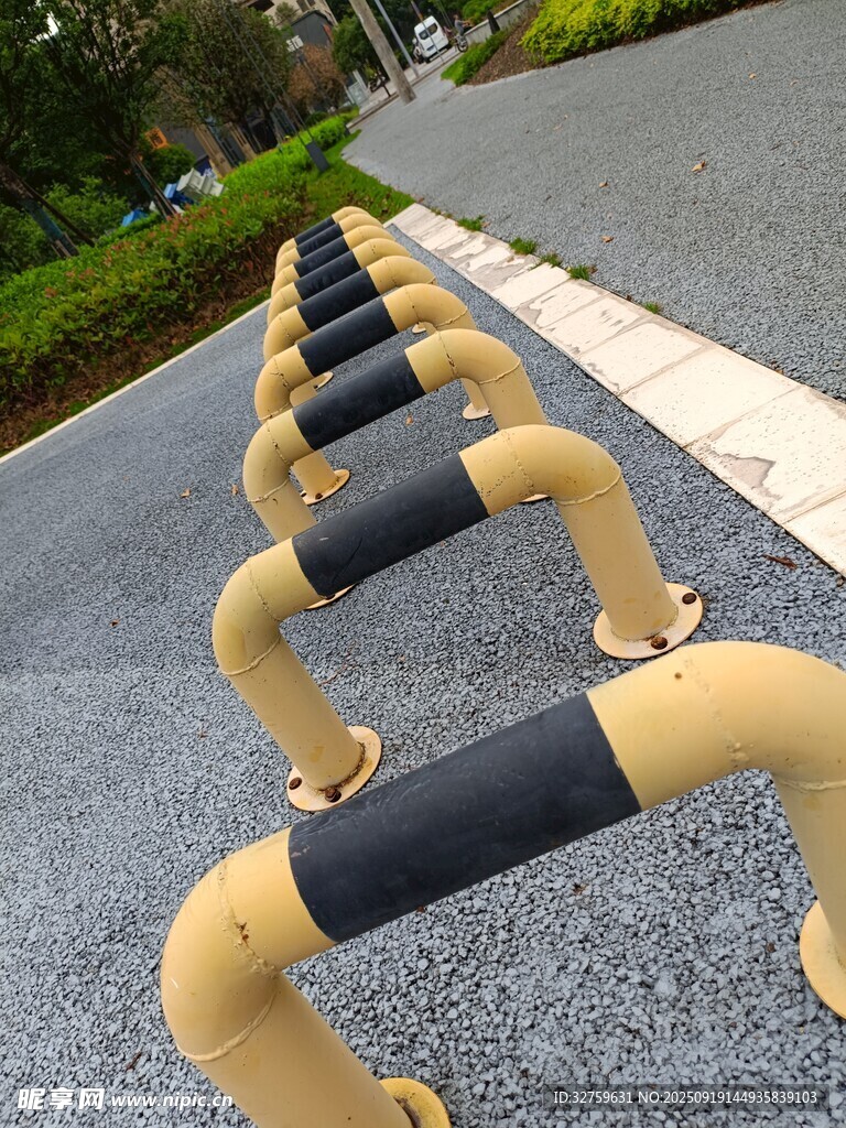 道路旁的防撞护栏设施