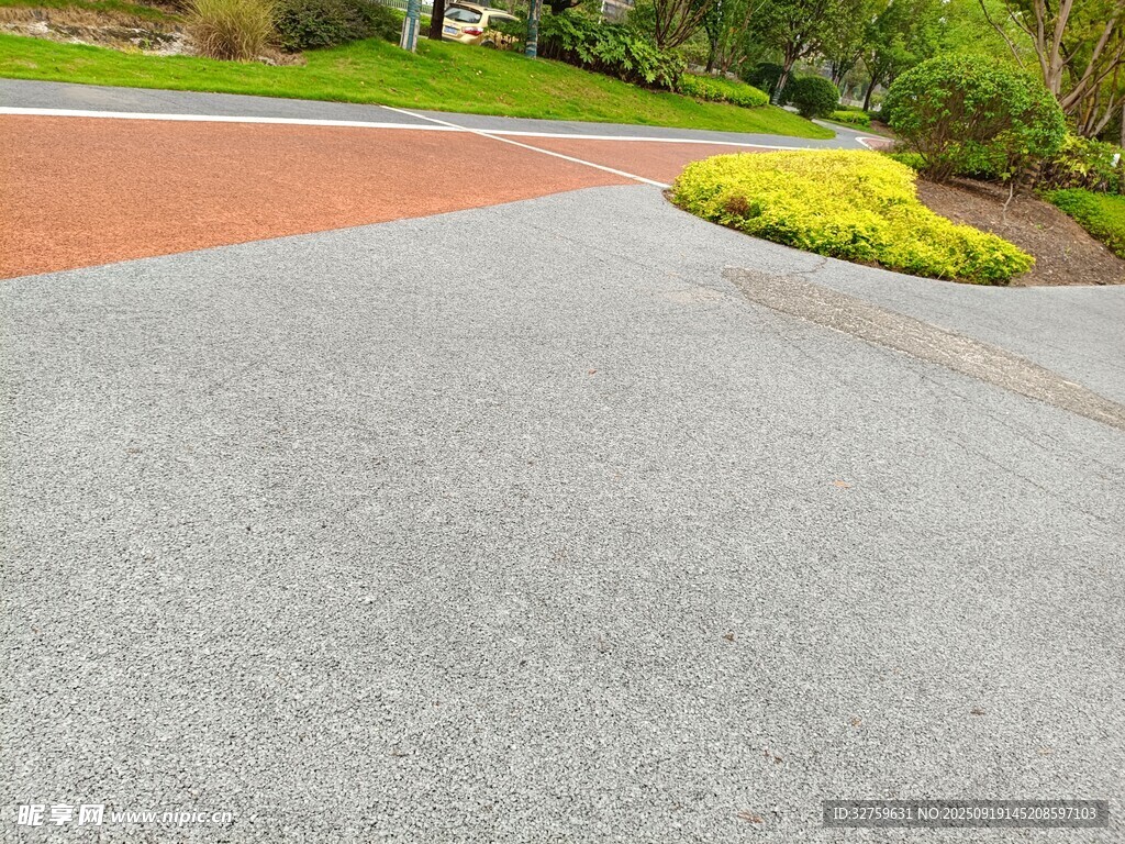 灰色路面与周边绿植景观