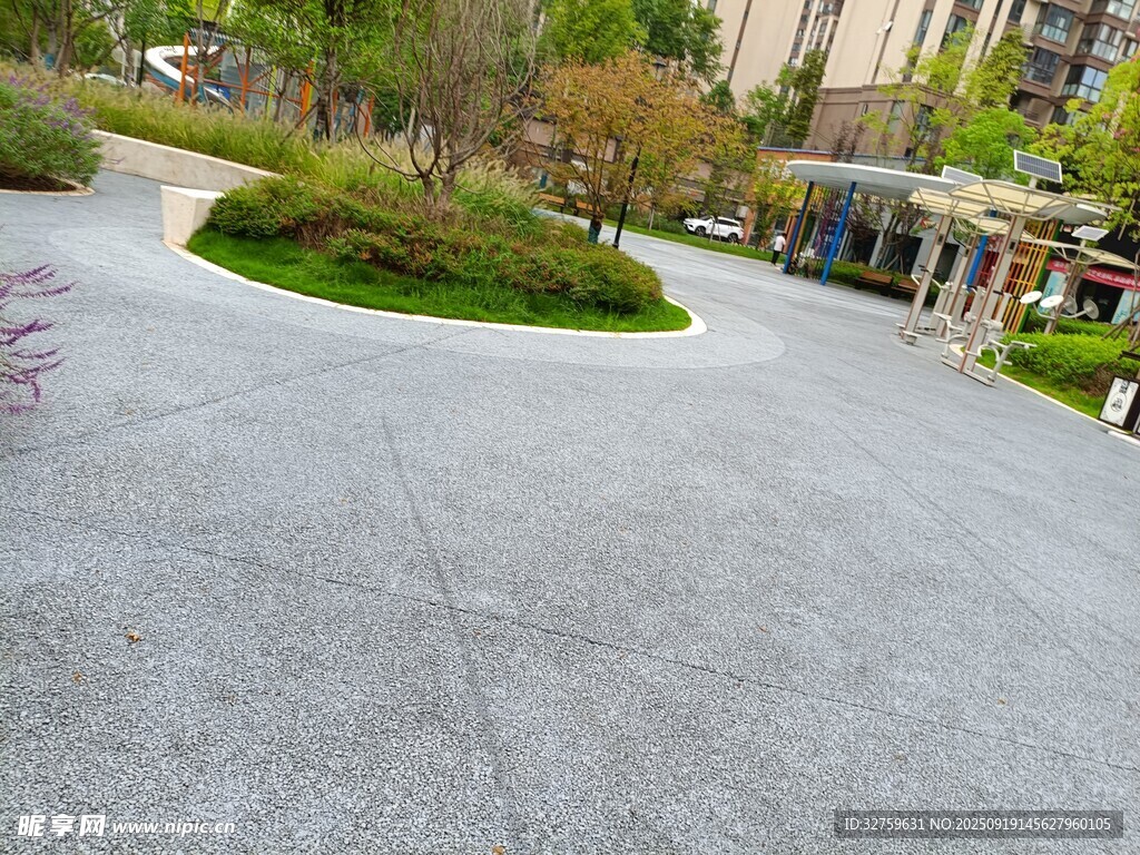 小区内的开阔道路景观