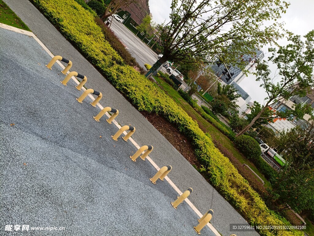 道路旁整齐排列的黄色护栏