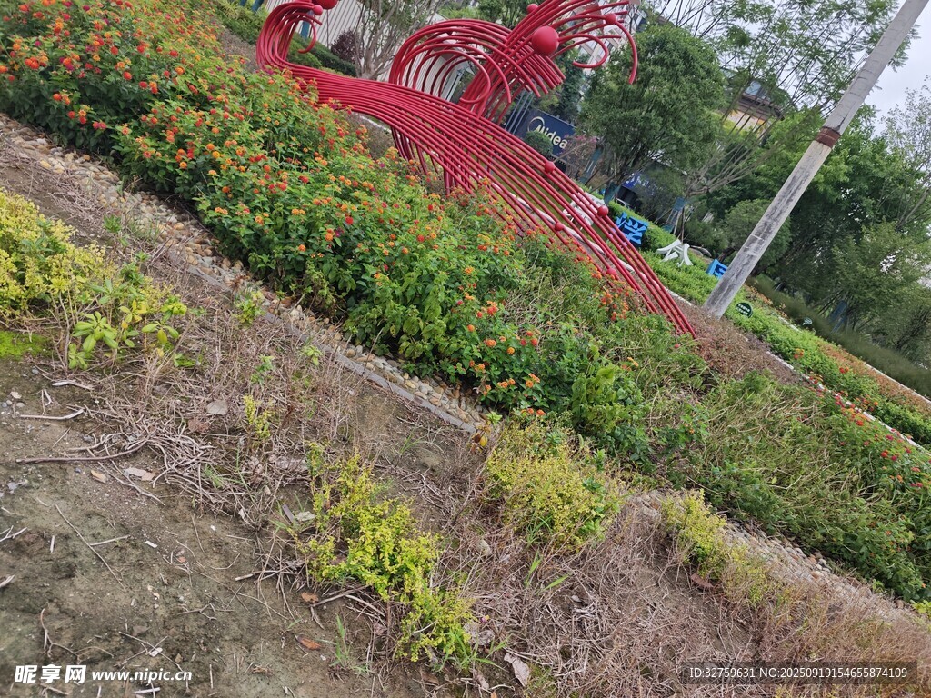 公园绿植与红色景观小品