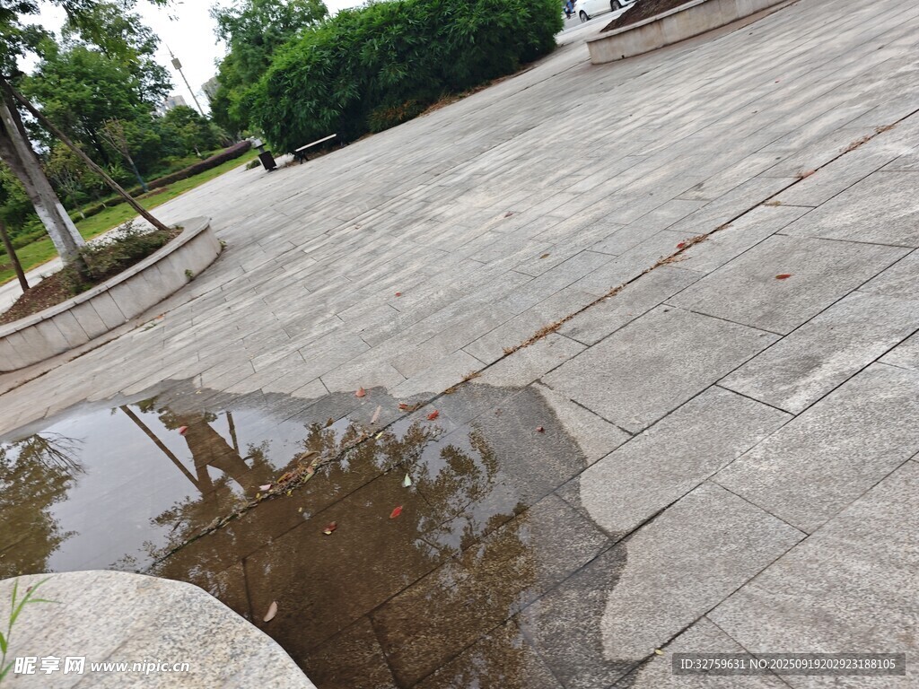 雨后广场上的积水倒影