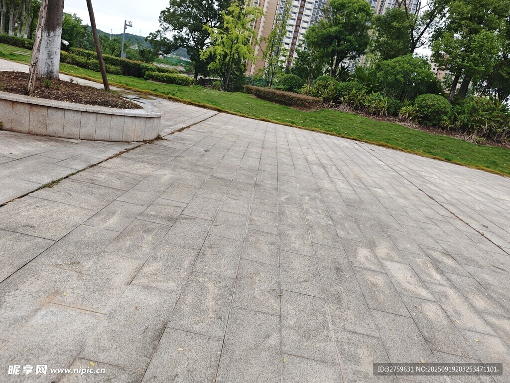 户外整洁的水泥铺就路面