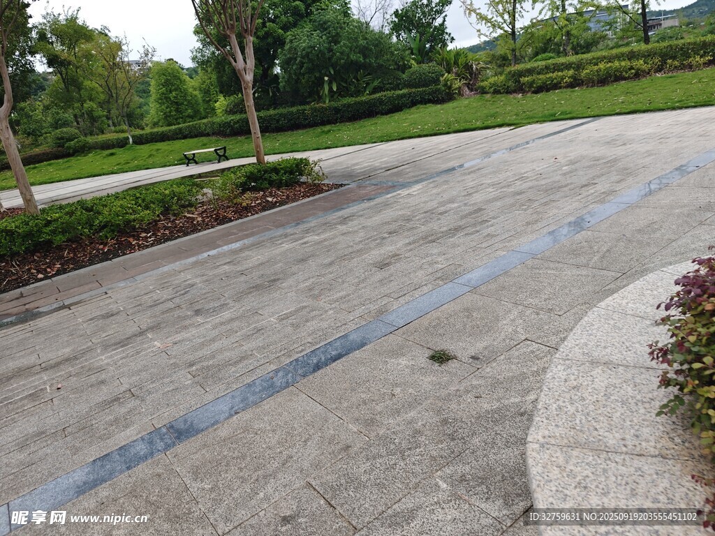宽敞整洁的户外庭院道路