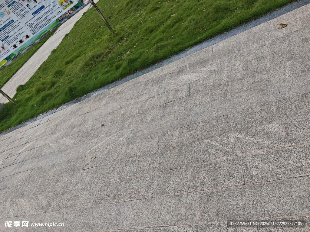 户外空旷水泥地面场景