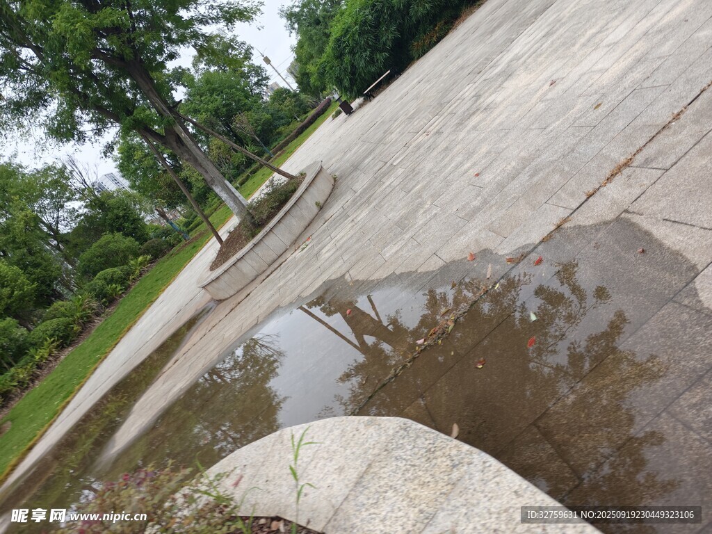 雨后积水的户外路面