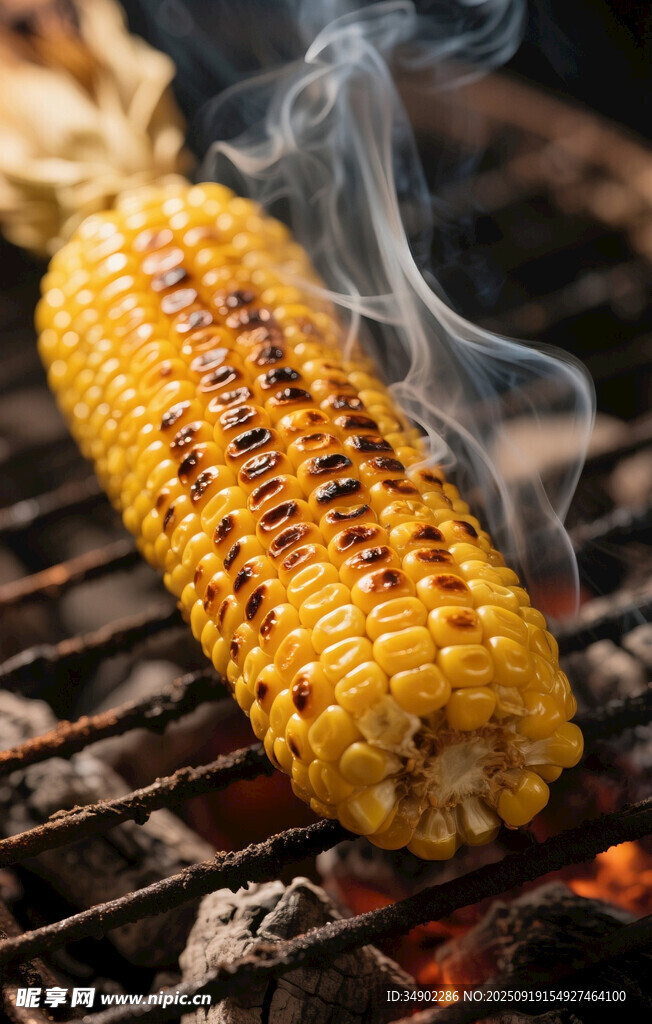烤架上的美味烤玉米
