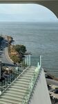 俯瞰海岸与蜿蜒道路