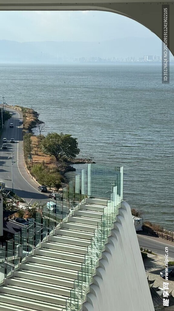 俯瞰海岸与蜿蜒道路