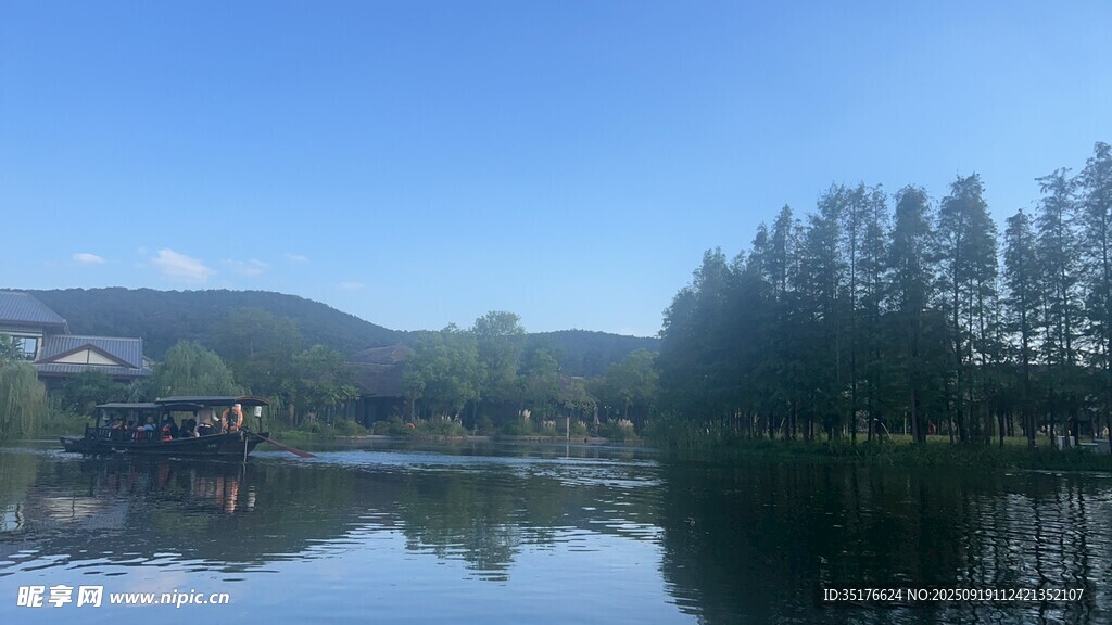 宁静湖畔风光