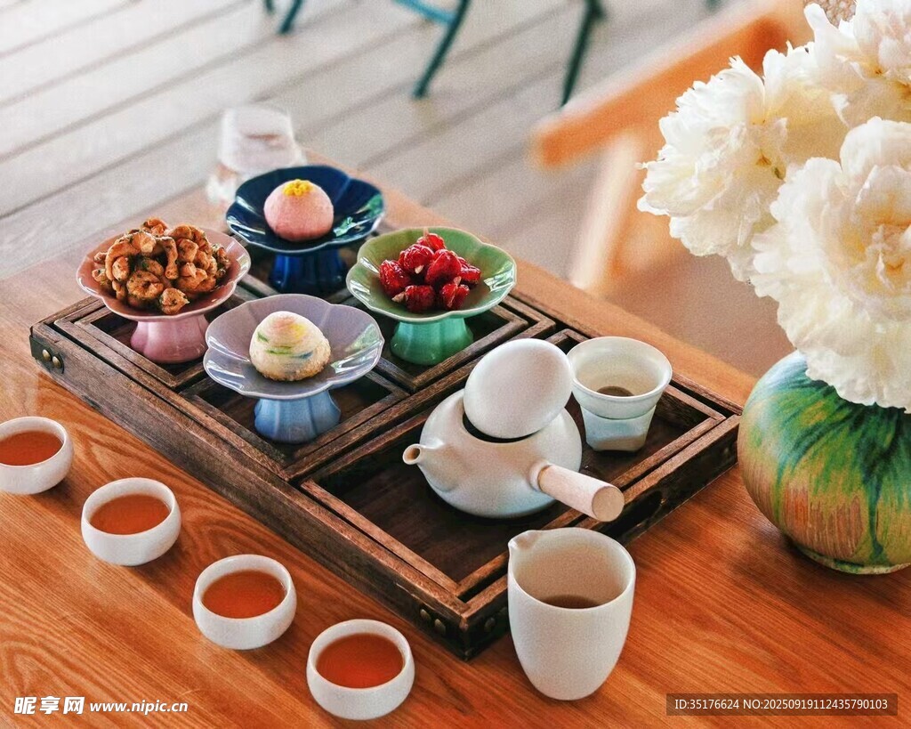 中式雅致茶具与茶点组合