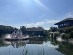 湖畔美景喷泉与古建相映
