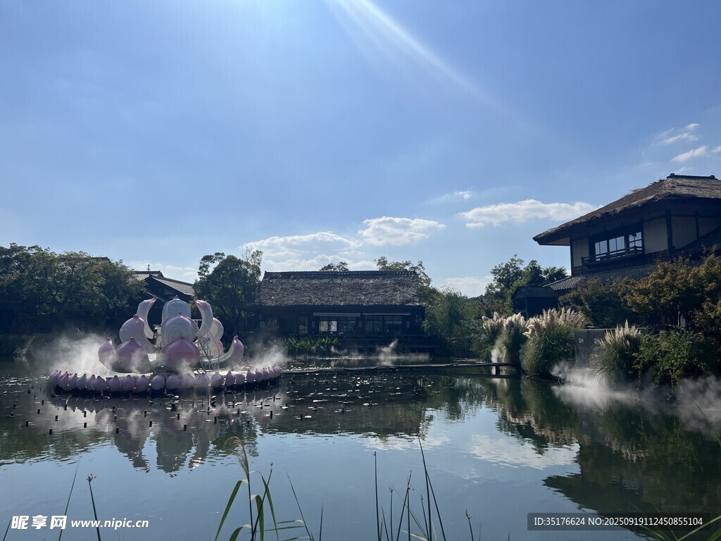 湖畔美景喷泉与古建相映