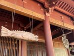日式建筑屋檐下的鱼形装饰