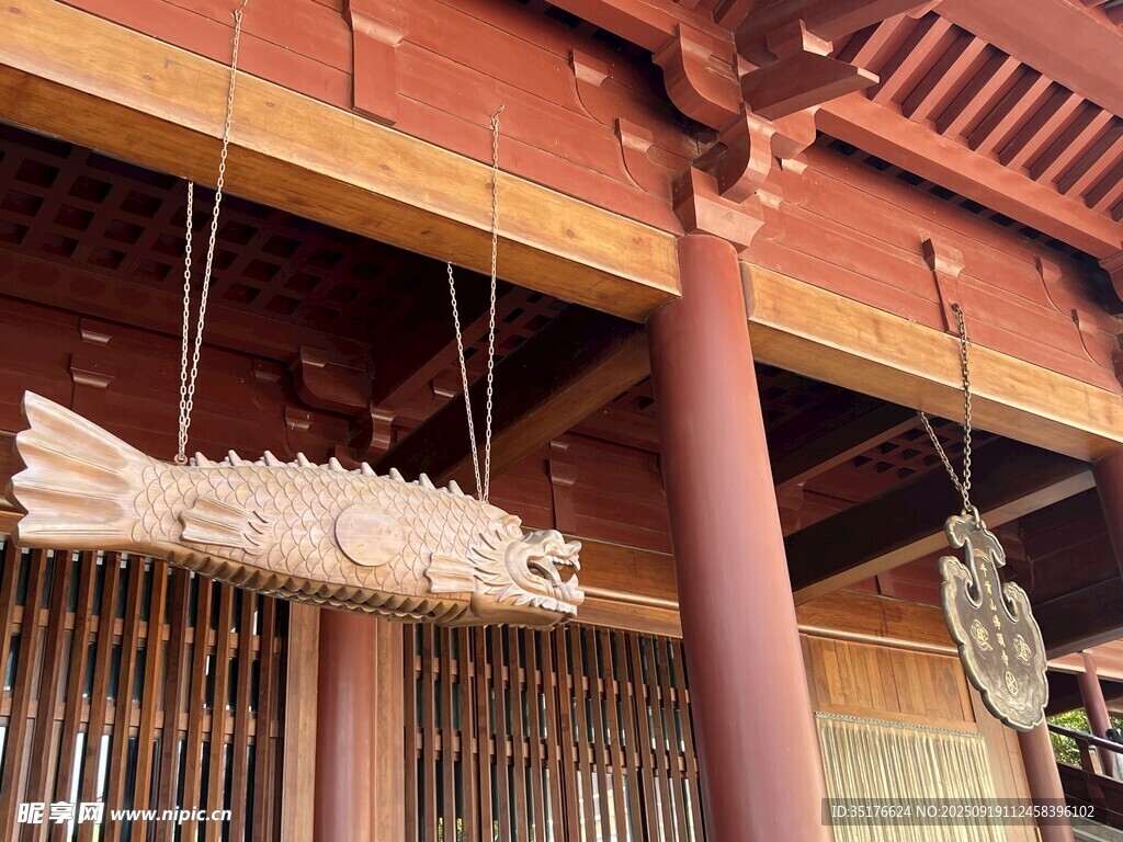 日式建筑屋檐下的鱼形装饰