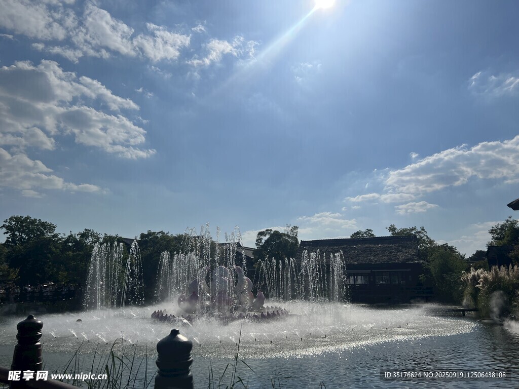 户外喷泉景观阳光洒落