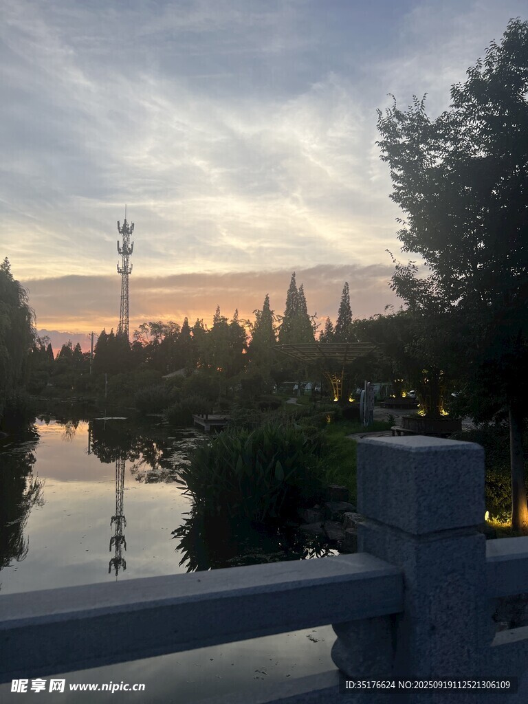湖畔黄昏美景