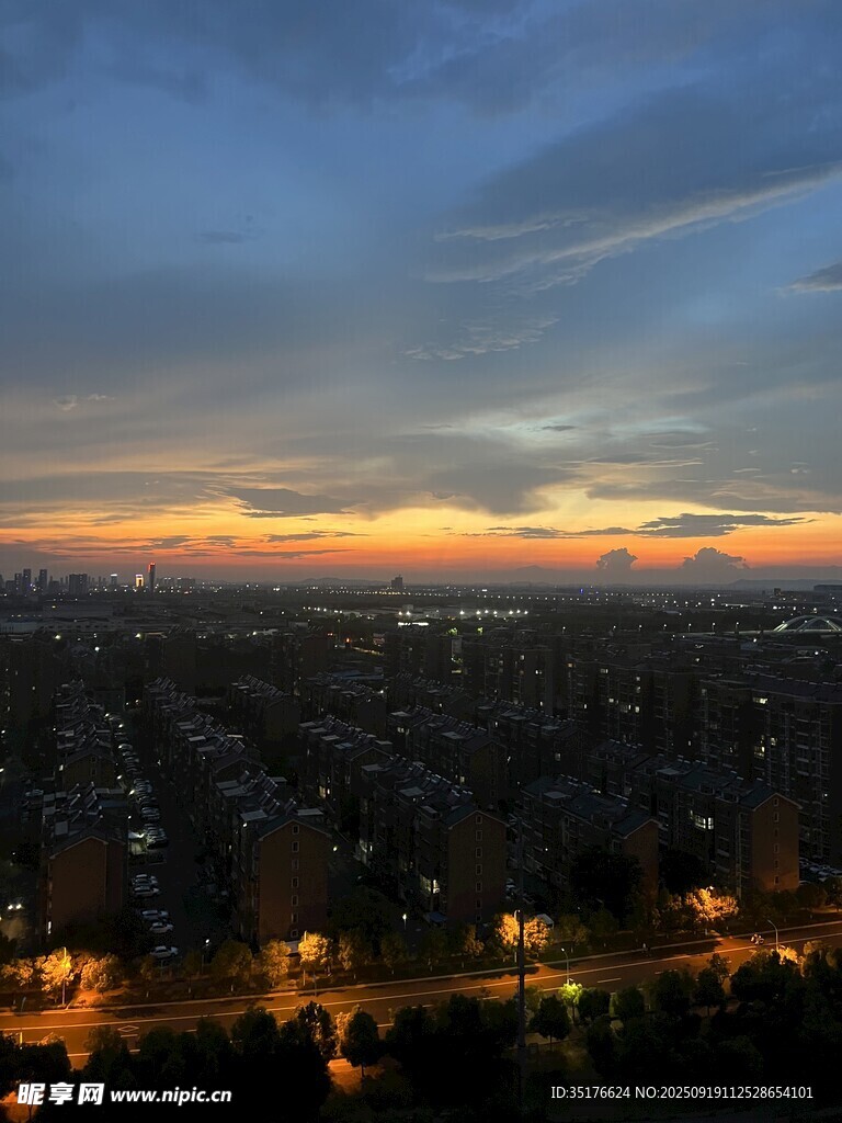 城市黄昏夜景俯瞰