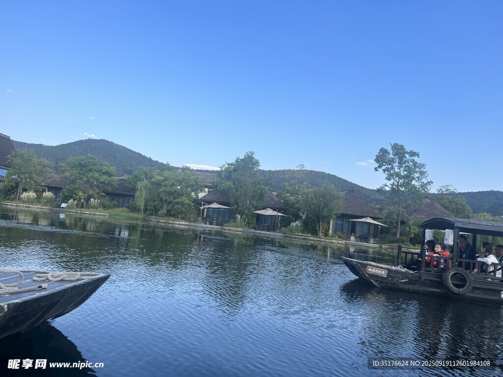 宁静湖畔小船与远处村落