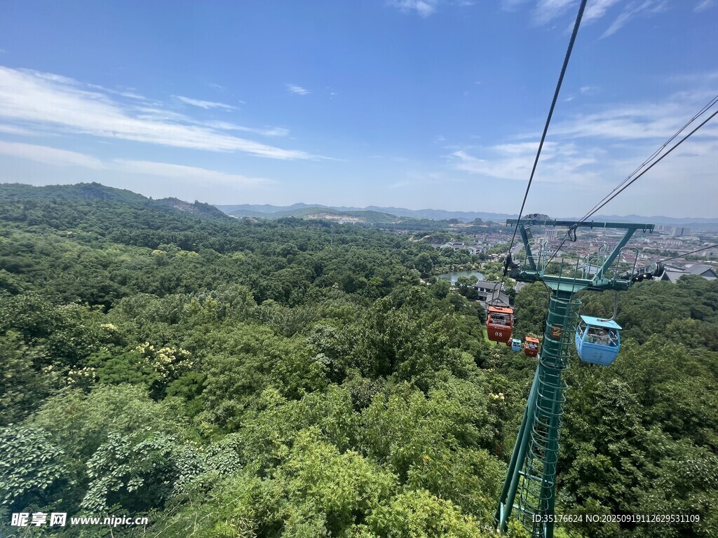 高空缆车穿梭于葱郁山林