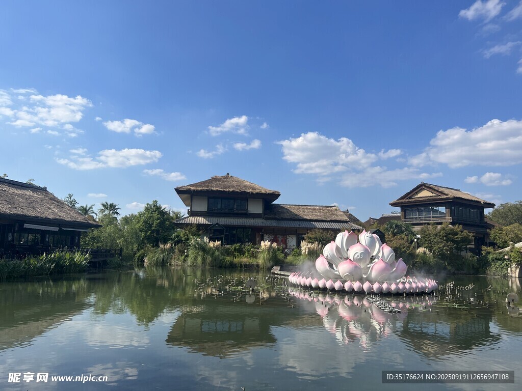水乡古建倒影美景