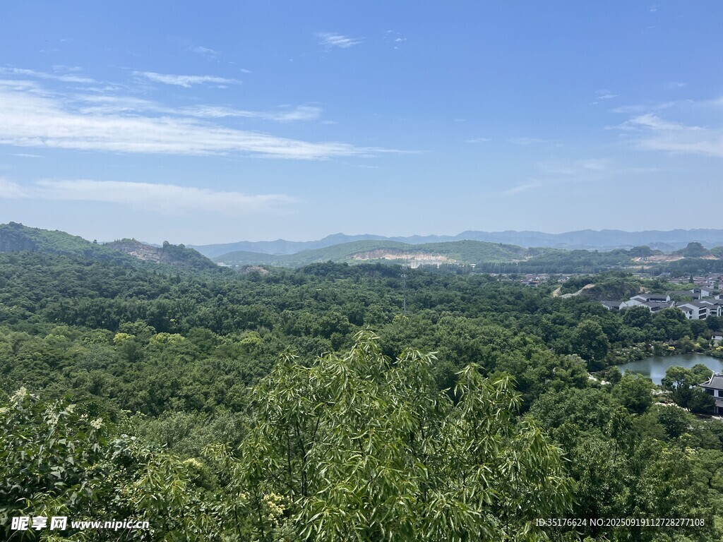 山林葱郁间的开阔景致